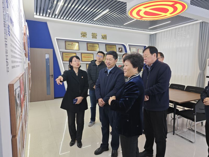 看免费操逼真人2025年05月10日上午 安阳市人大常委会副主任、市总工会党组书记、主席夏军一行莅临华阳电磁铁参观调研；对公司2023年全国五一劳动奖章获得者汪利娜慰问，并听取劳模工作室相关情况汇报